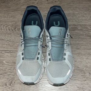 On Cloud Women’s size 10